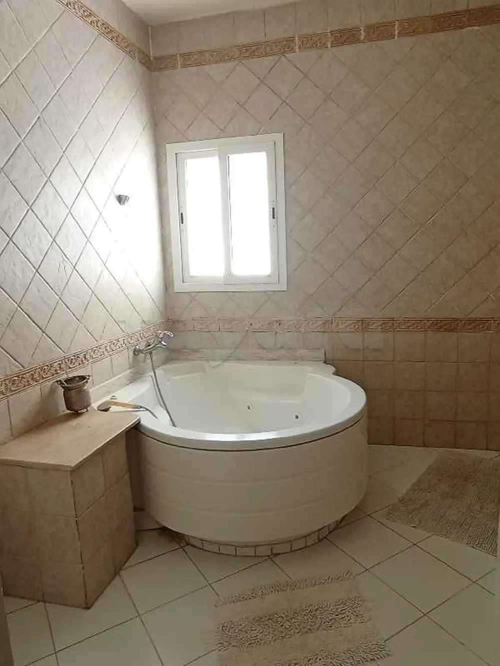 un étage villa S+1 bien équipé situé à Ariana