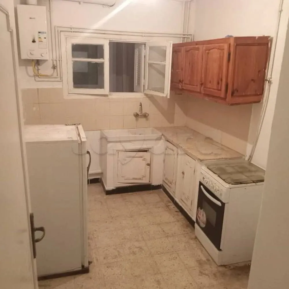 un spacieux appartement s+3 meublé au 4éme étage (sans ascenseur) situé a Khaznadar A coté mosquée