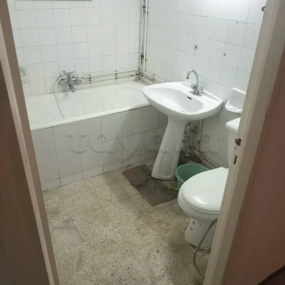 un spacieux appartement s+3 meublé au 4éme étage (sans ascenseur) situé a Khaznadar A coté mosquée