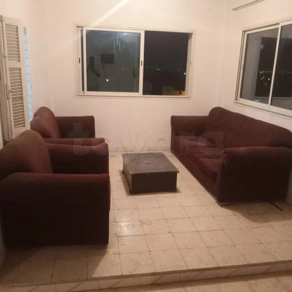 un spacieux appartement s+3 meublé au 4éme étage (sans ascenseur) situé a Khaznadar A coté mosquée