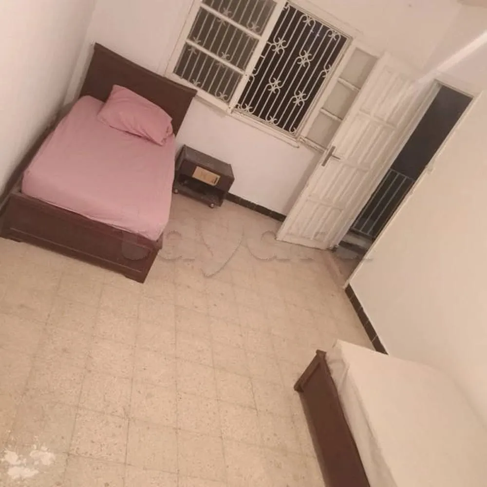 un spacieux appartement s+3 meublé au 4éme étage (sans ascenseur) situé a Khaznadar A coté mosquée