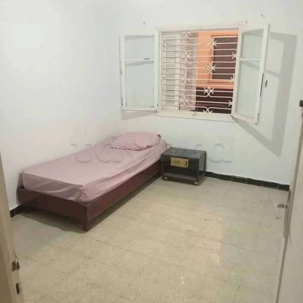 un spacieux appartement s+3 meublé au 4éme étage (sans ascenseur) situé a Khaznadar A coté mosquée