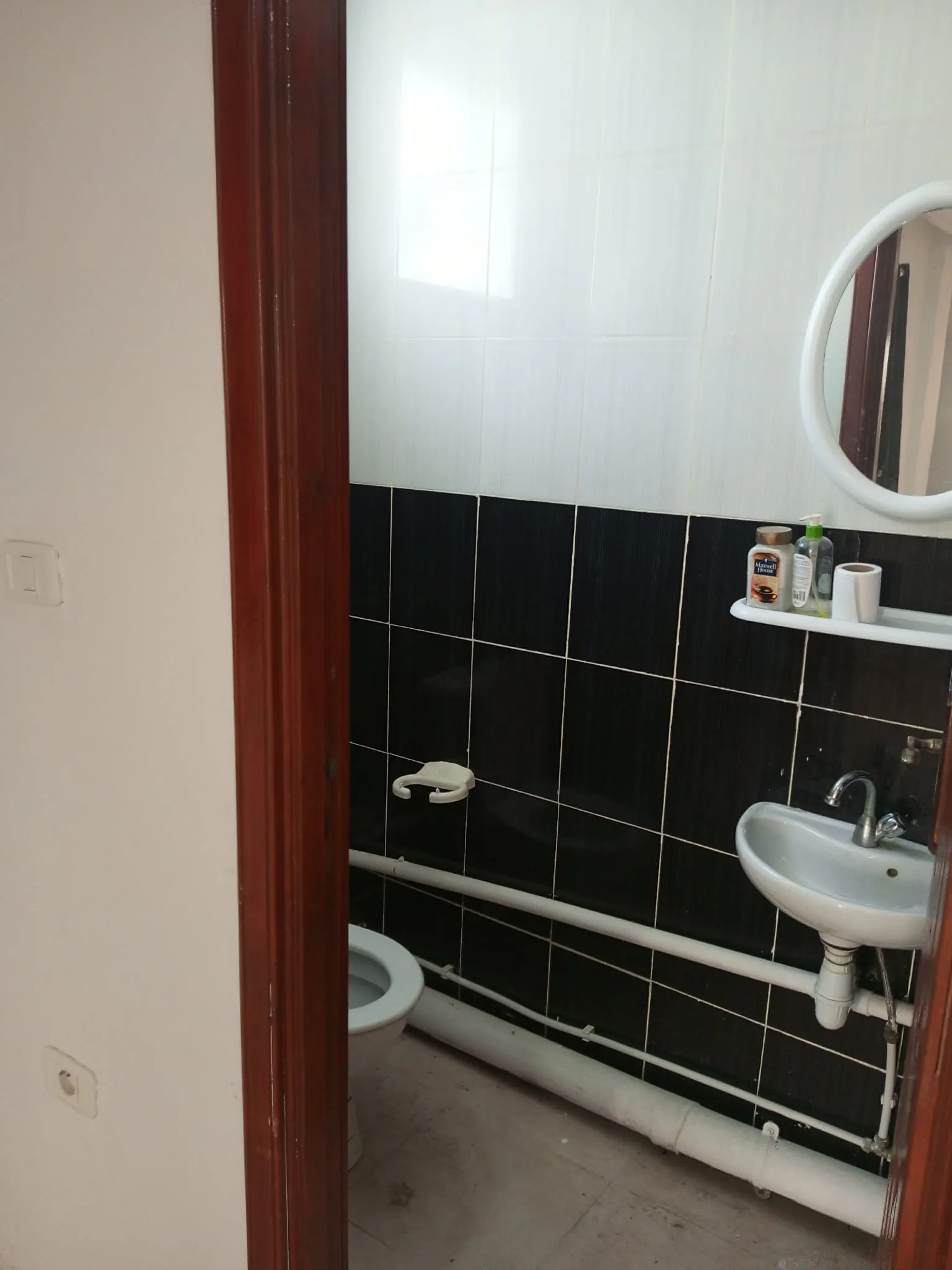 un Bureau s+1 au 4 éme étage (avec doubles ascenseurs) a louer a Manar 2 en face Colisée Soula