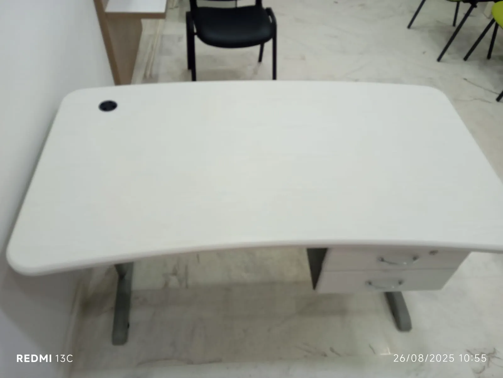A VENDRE 3 BUREAUX ET COMMODE DE RANGEMENT