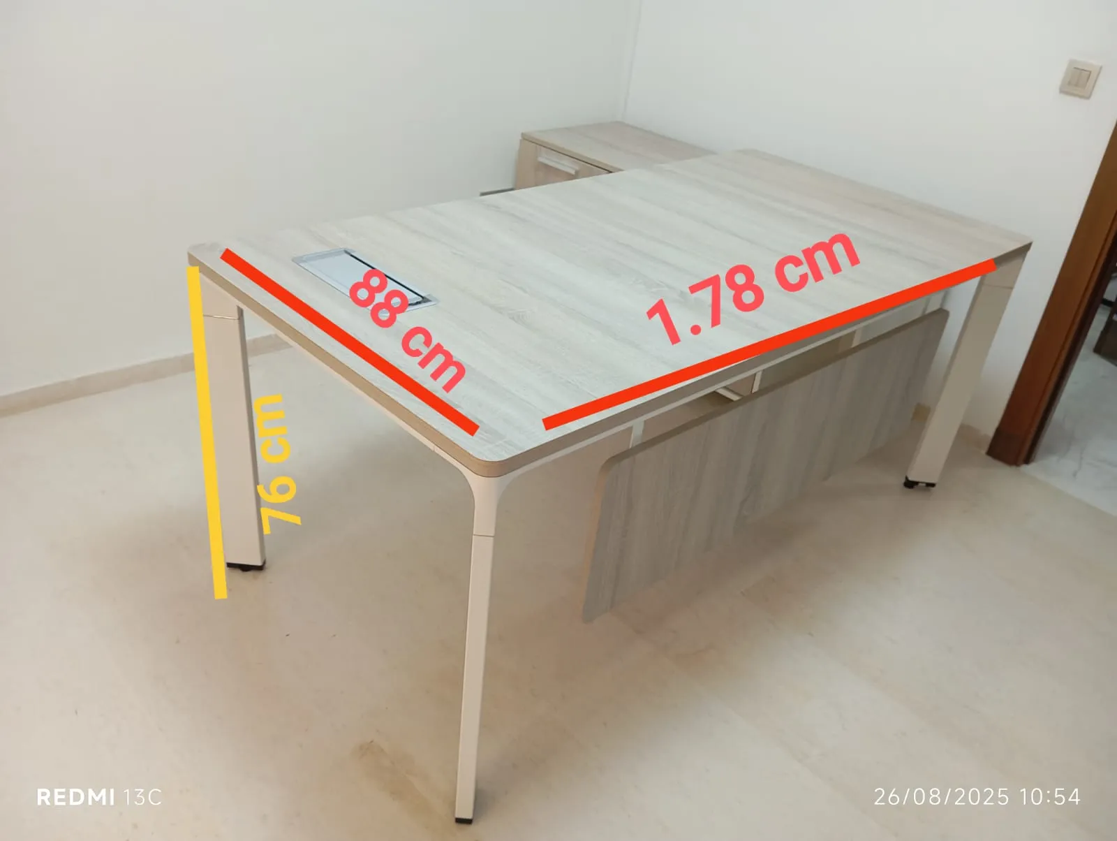 A VENDRE 3 BUREAUX ET COMMODE DE RANGEMENT