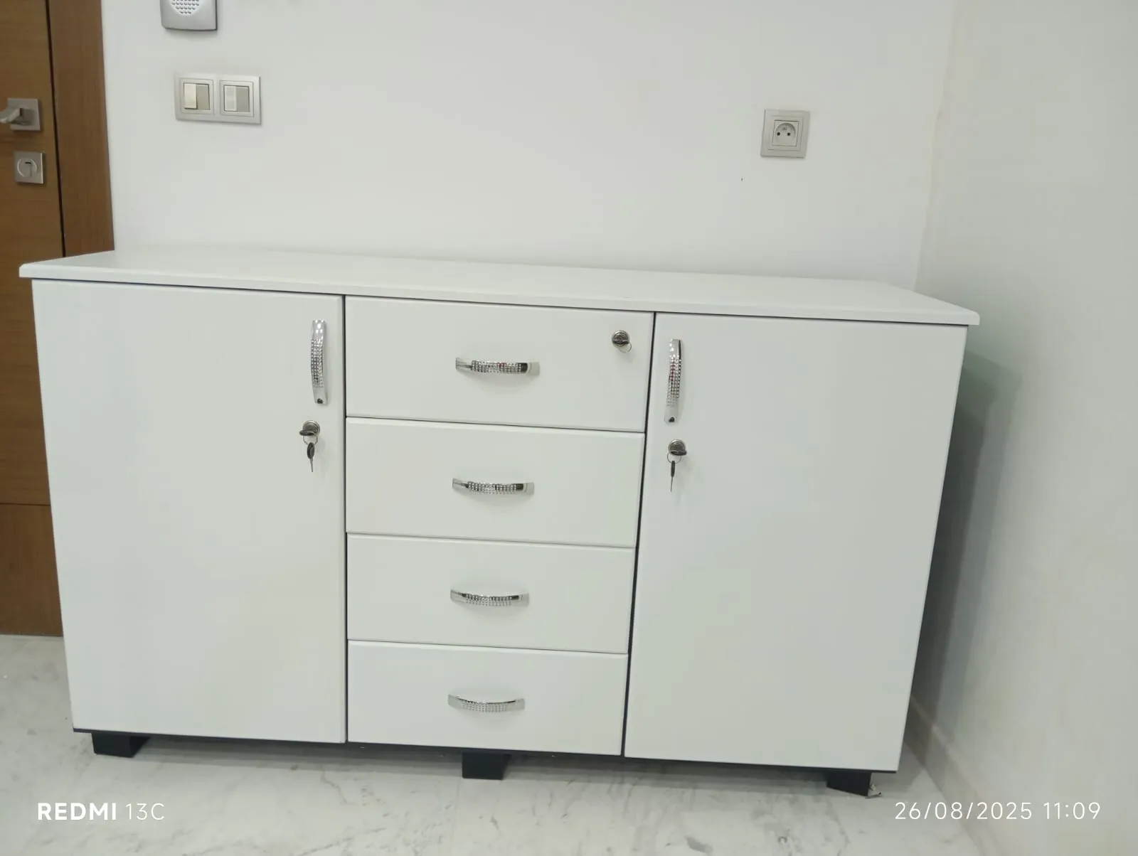 A VENDRE 3 BUREAUX ET COMMODE DE RANGEMENT