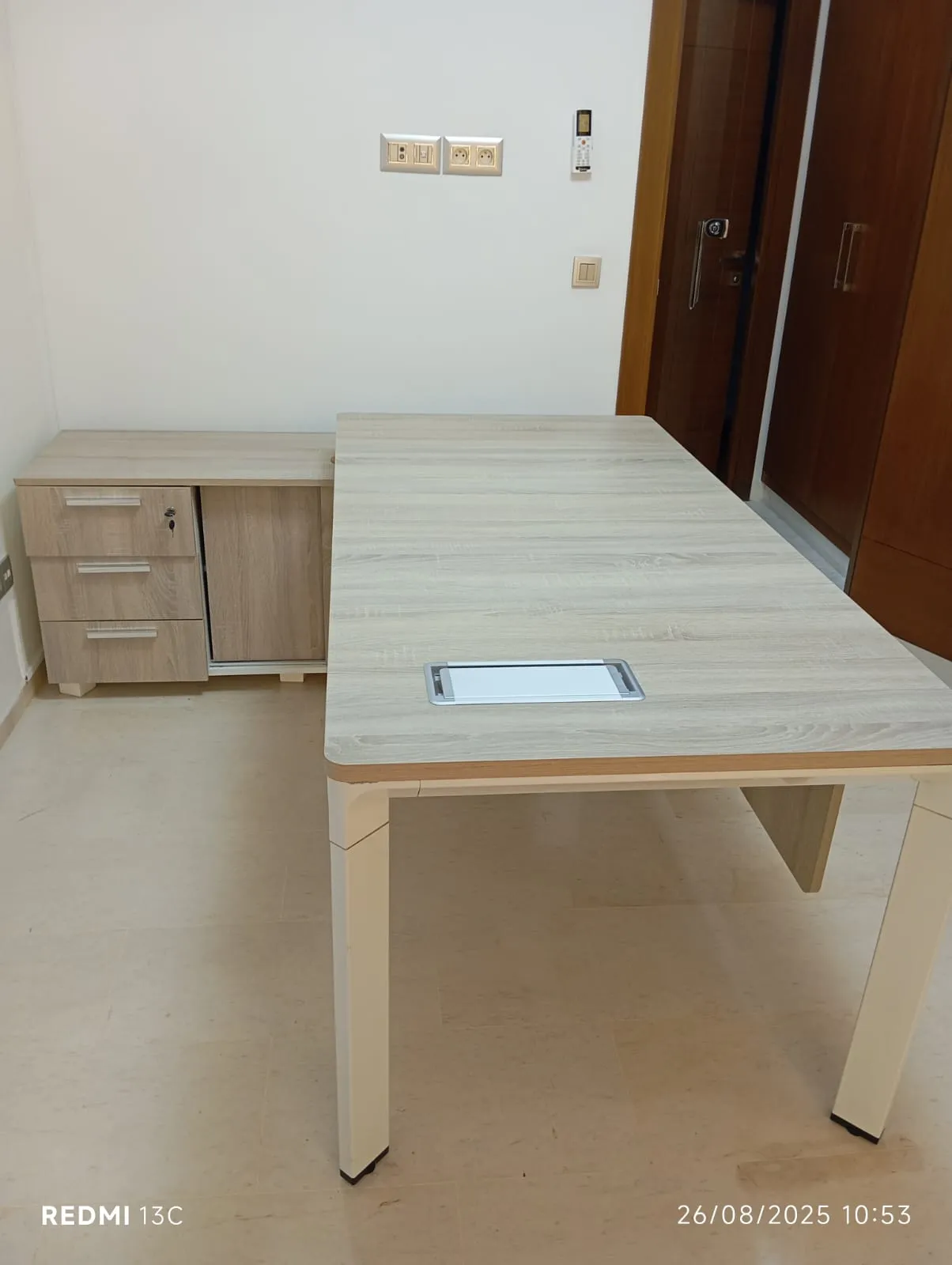 A VENDRE 3 BUREAUX ET COMMODE DE RANGEMENT