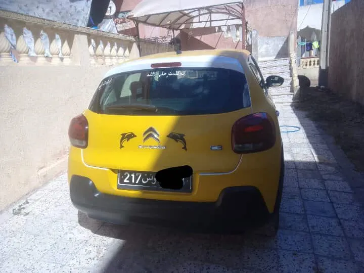  50423153تركب عليها رخصه عمرها 5سنين و شهرين حاجة نضيفة 