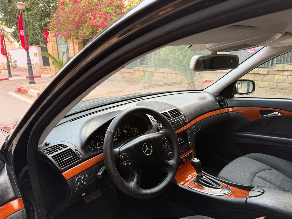 Mercedes E200 8cv diesel boite auto etat neuuuf jamais touchè jamais accidente tres rare