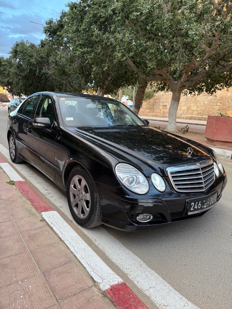 Mercedes E200 8cv diesel boite auto etat neuuuf jamais touchè jamais accidente tres rare