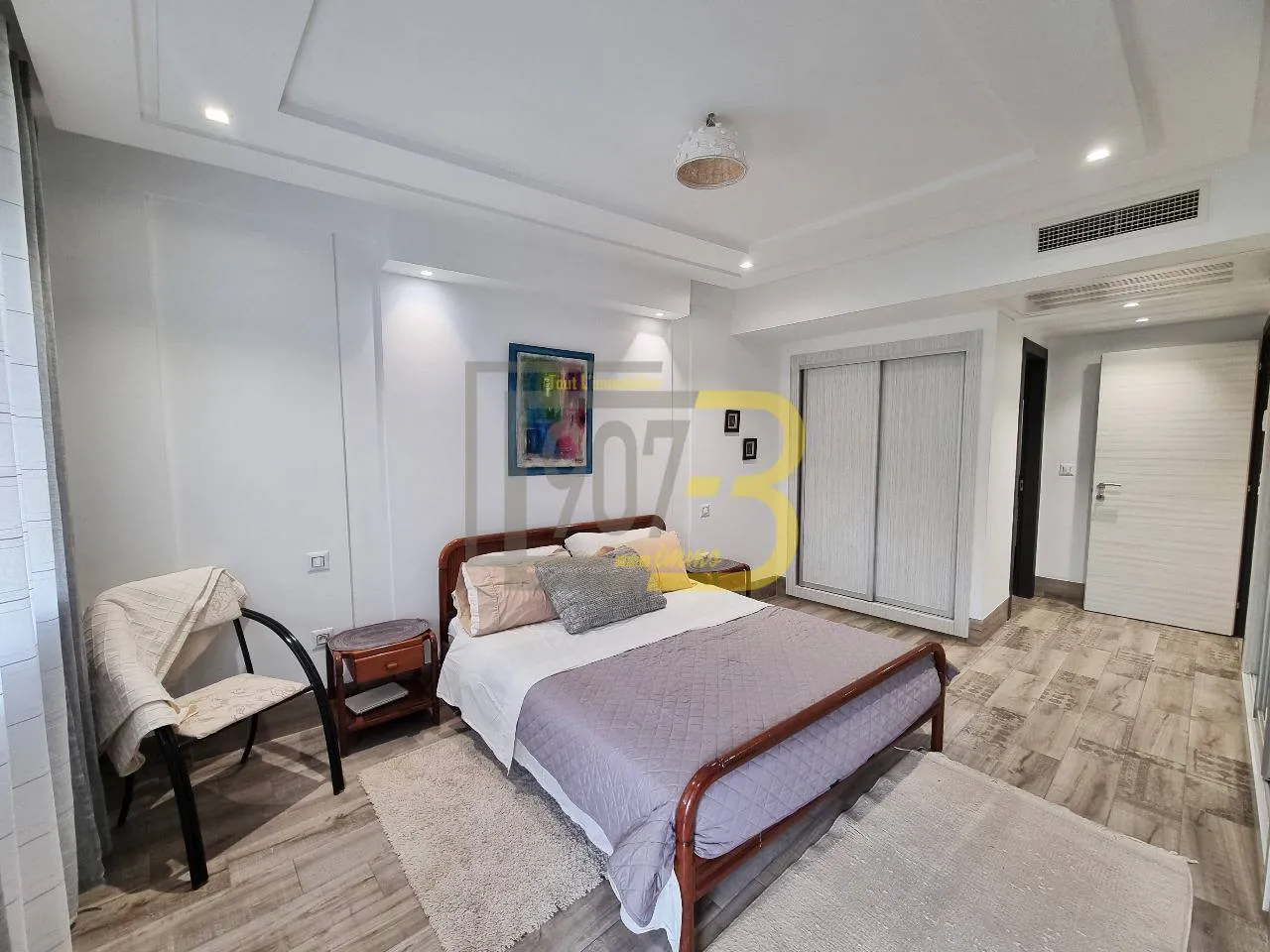 a vendre Très bel appartement s+4 à Ennasr 2