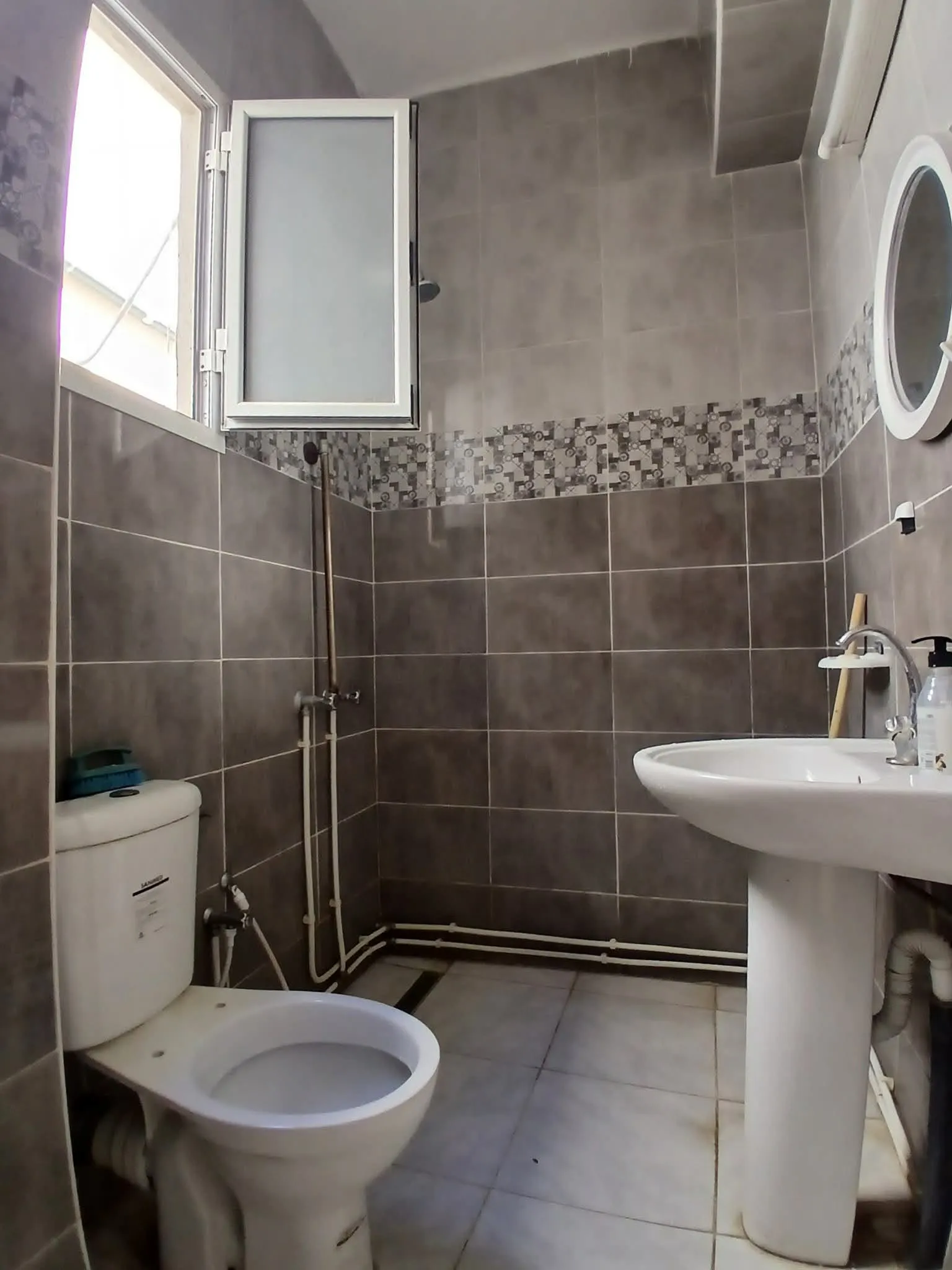 un étage d'une villa s+1 vide au 1er étage a louer situé a Bardo Lahneya