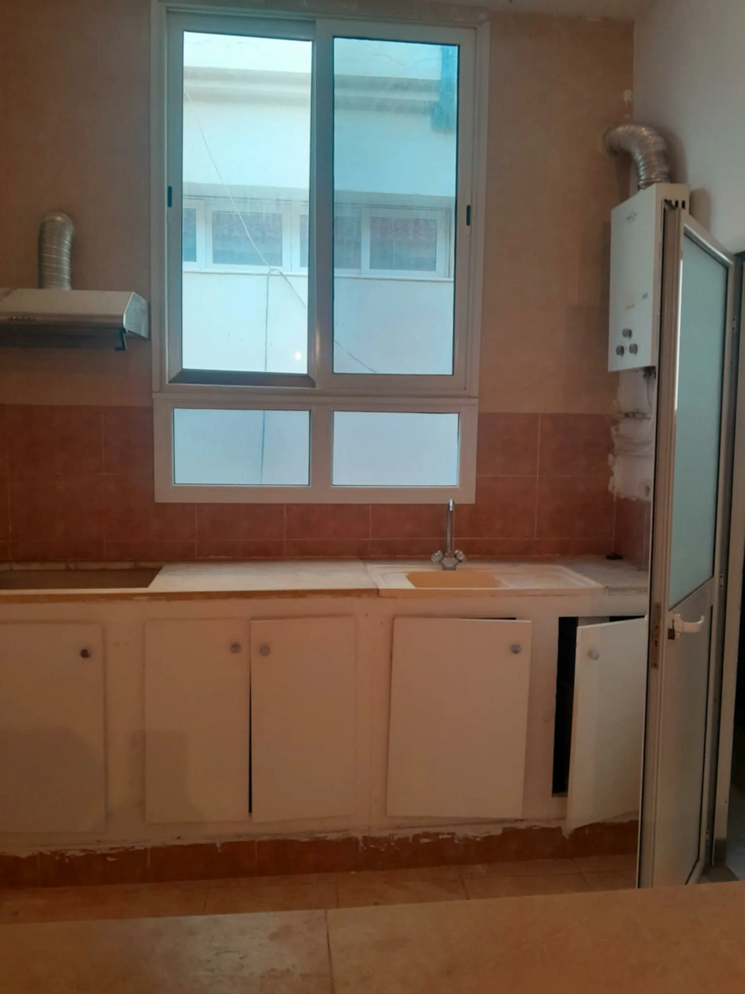 un étage d'une villa s+1 vide au 1er étage a louer situé a Bardo Lahneya