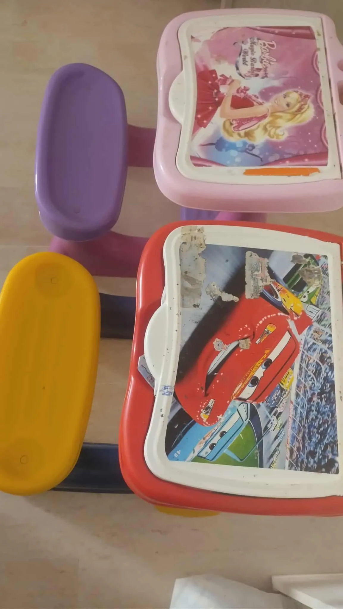Bureau en plastique pour enfant – pratique et coloré 🎨