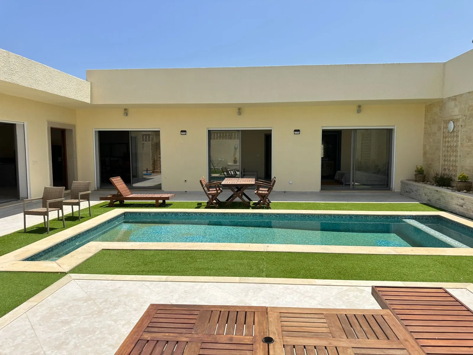 villa S+4 plein pieds avec piscine