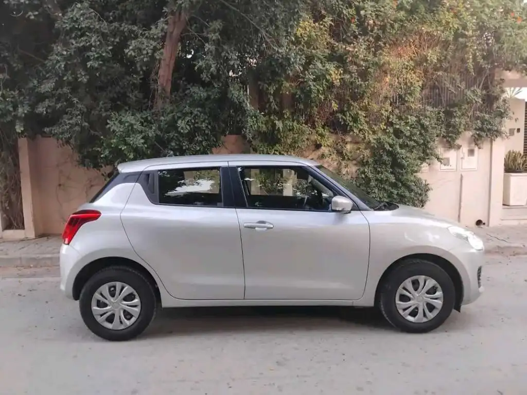 SUZUKI SWIFT PREMIÈRE MAIN EN EXCELLENT ÉTAT