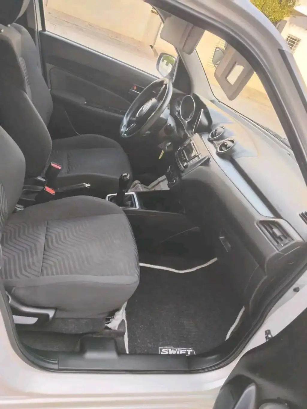 SUZUKI SWIFT PREMIÈRE MAIN EN EXCELLENT ÉTAT