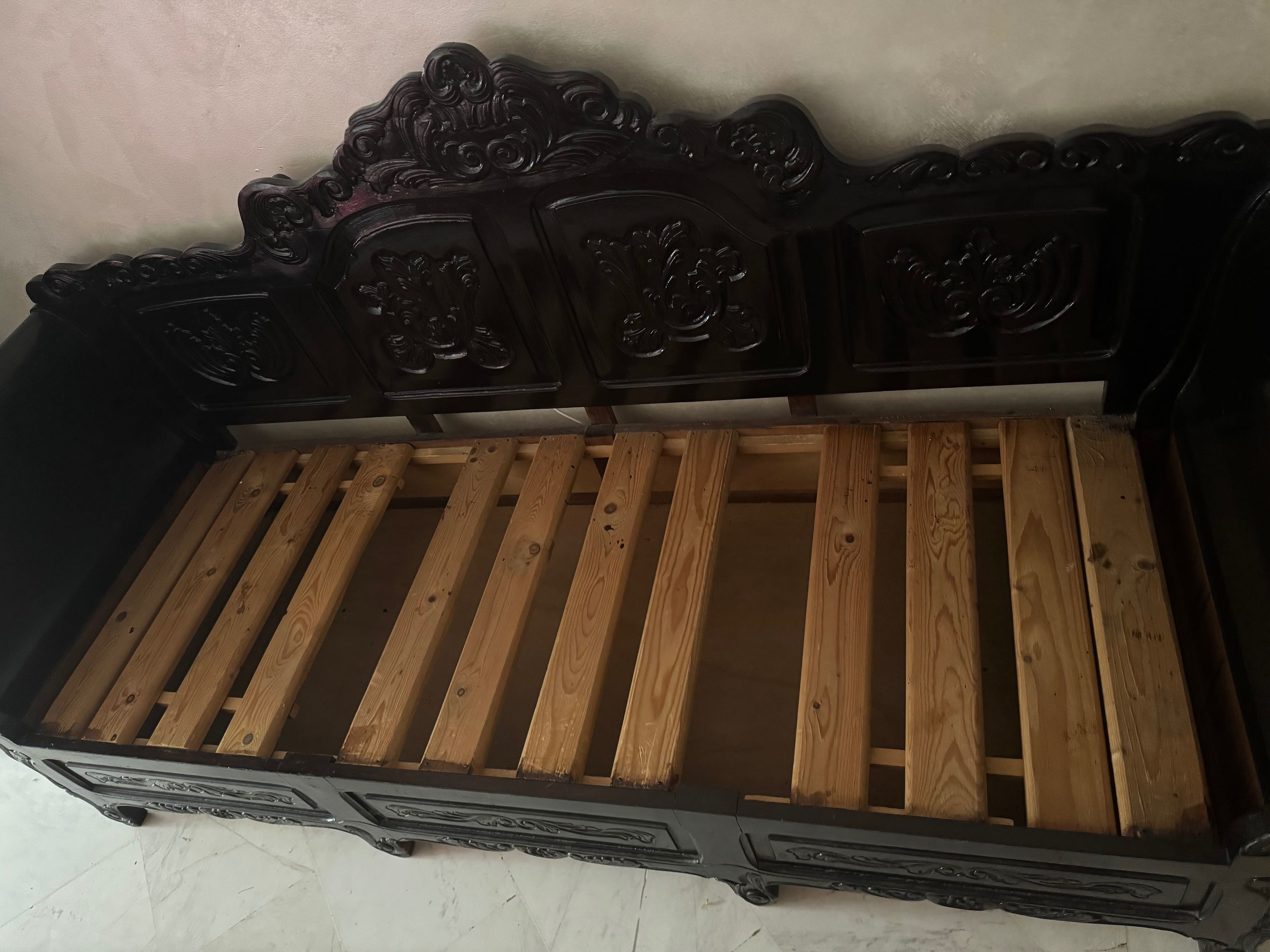 3 banquettes en bois sculptées à la main (بلنز)