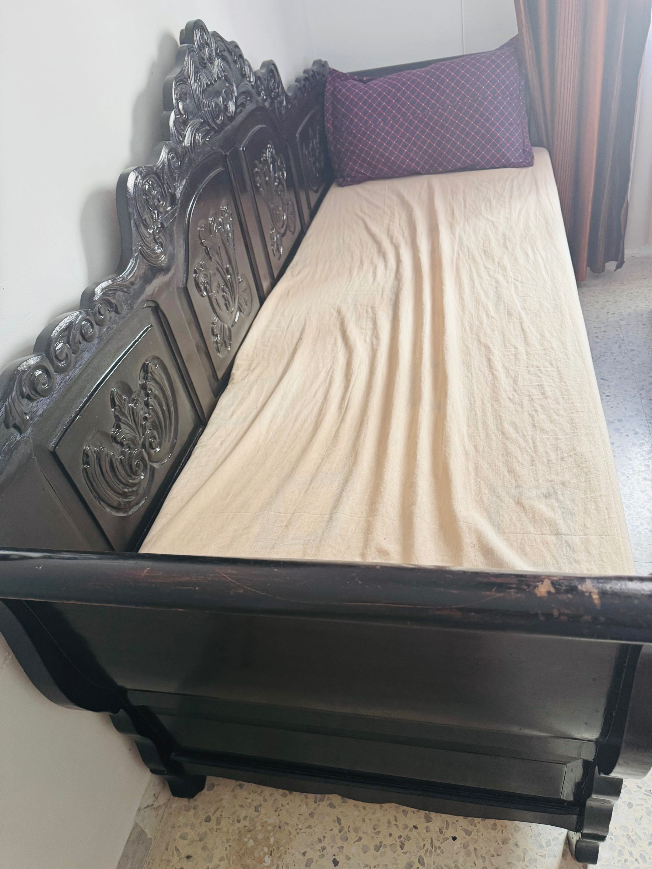 3 banquettes en bois sculptées à la main (بلنز)