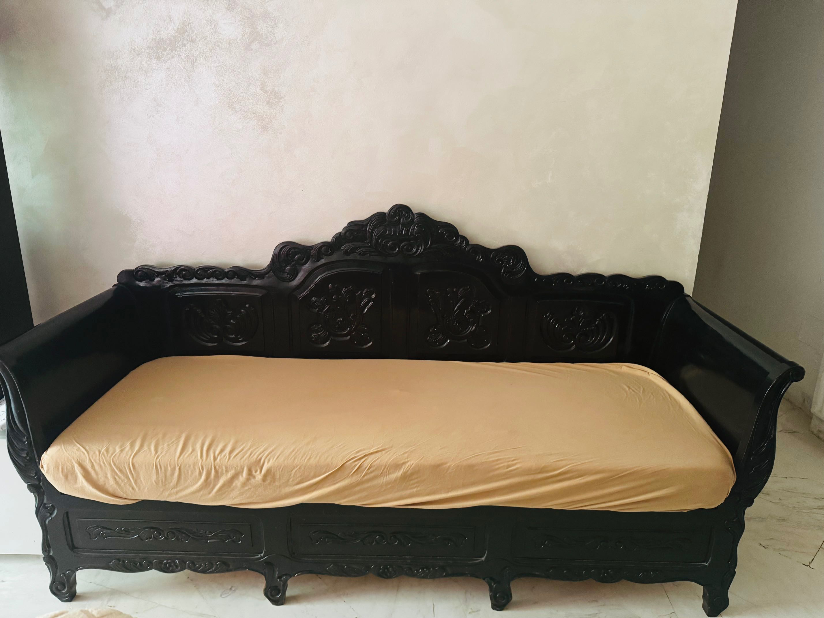 3 banquettes en bois sculptées à la main (بلنز)