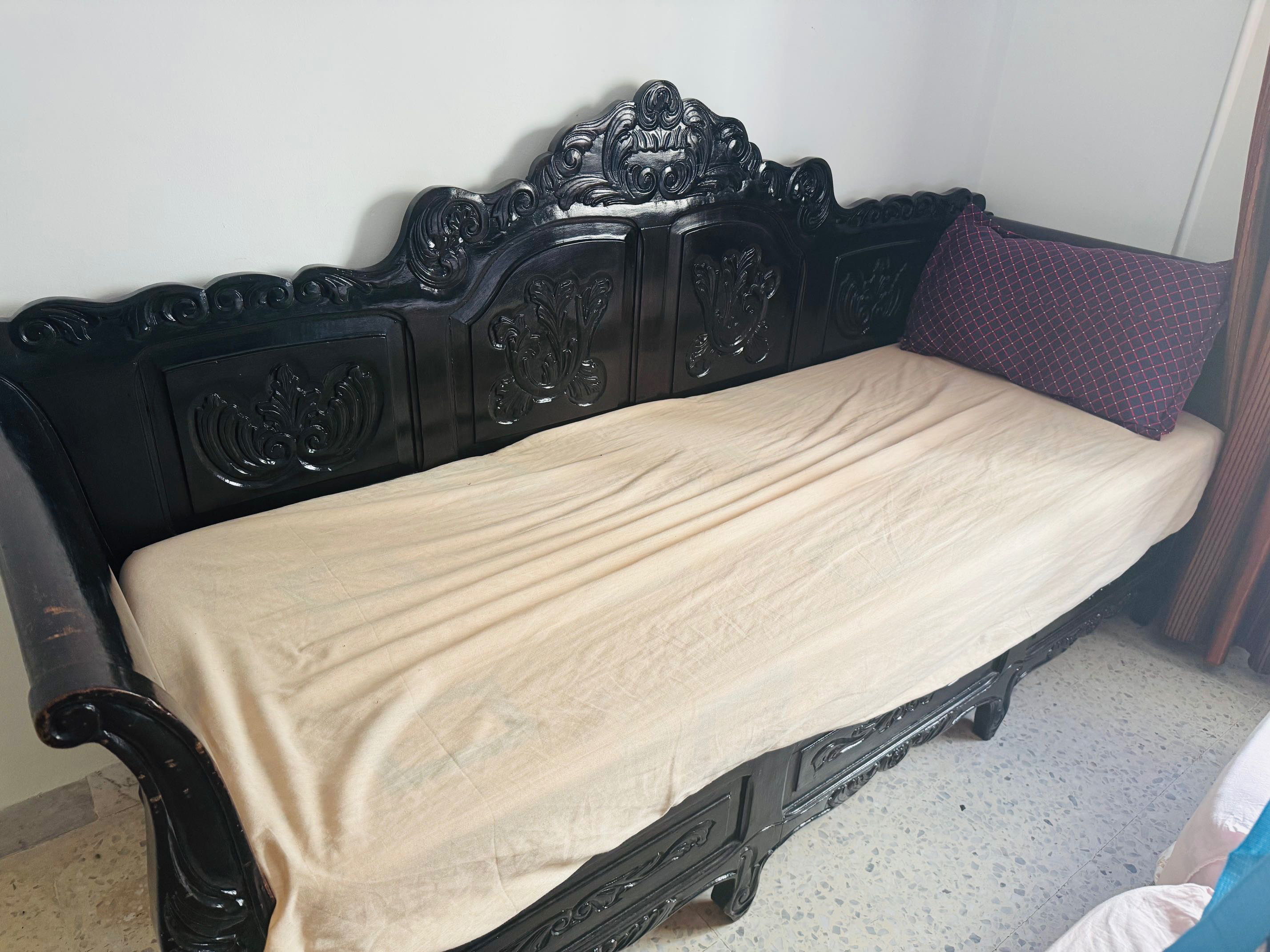 3 banquettes en bois sculptées à la main (بلنز)