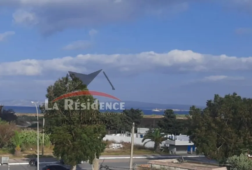 un Appartement bien équipé , début corniche a quelques mètres à de la plage.