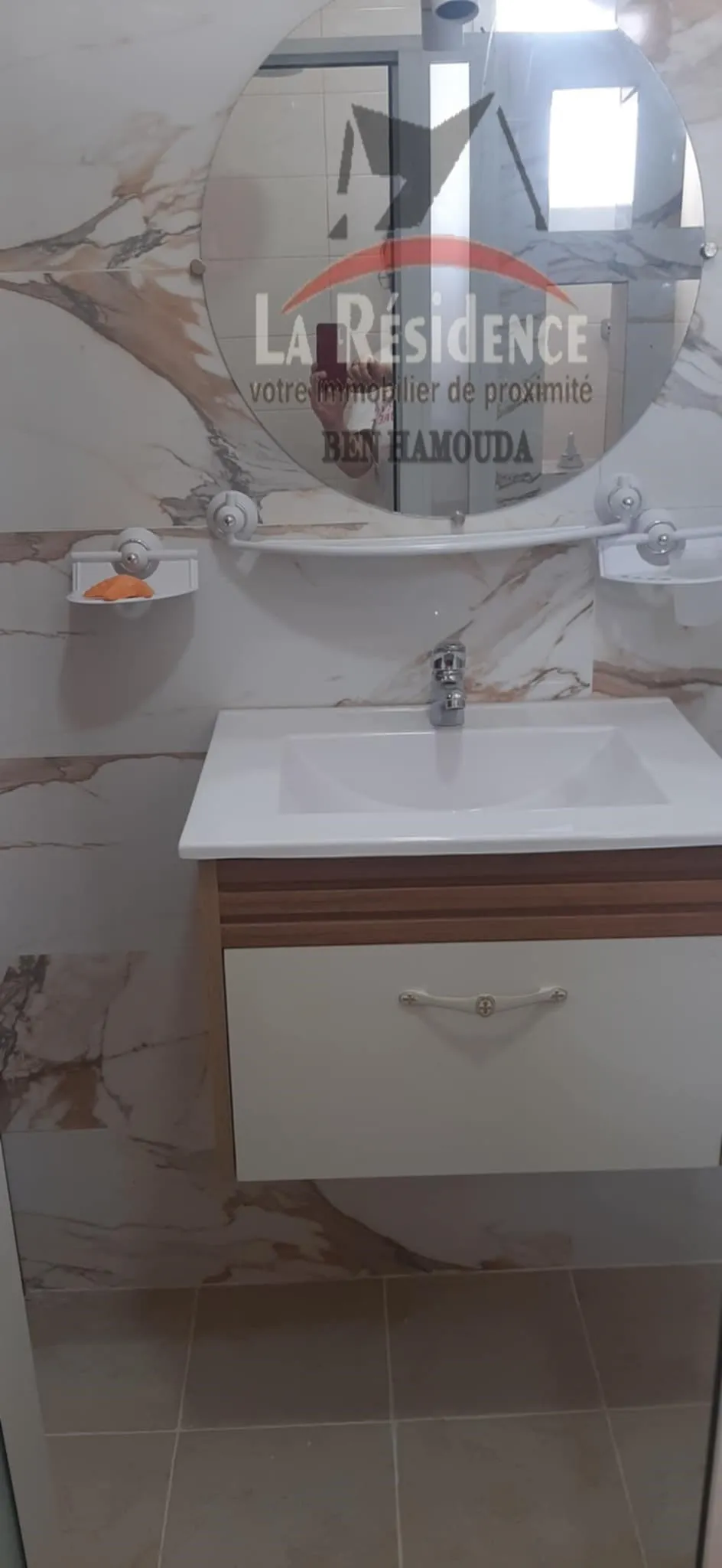 un Appartement bien équipé , début corniche a quelques mètres à de la plage.