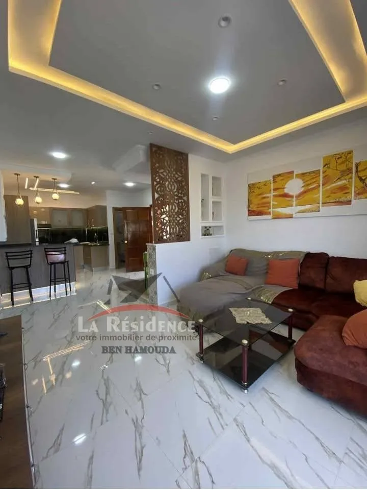 un Appartement bien équipé , début corniche a quelques mètres à de la plage.