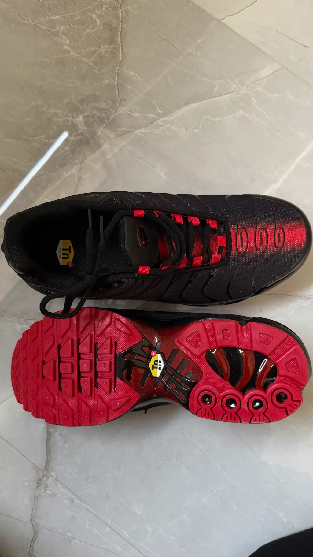 Nike Air Max Plus TN Noir/Rouge – Excellent état