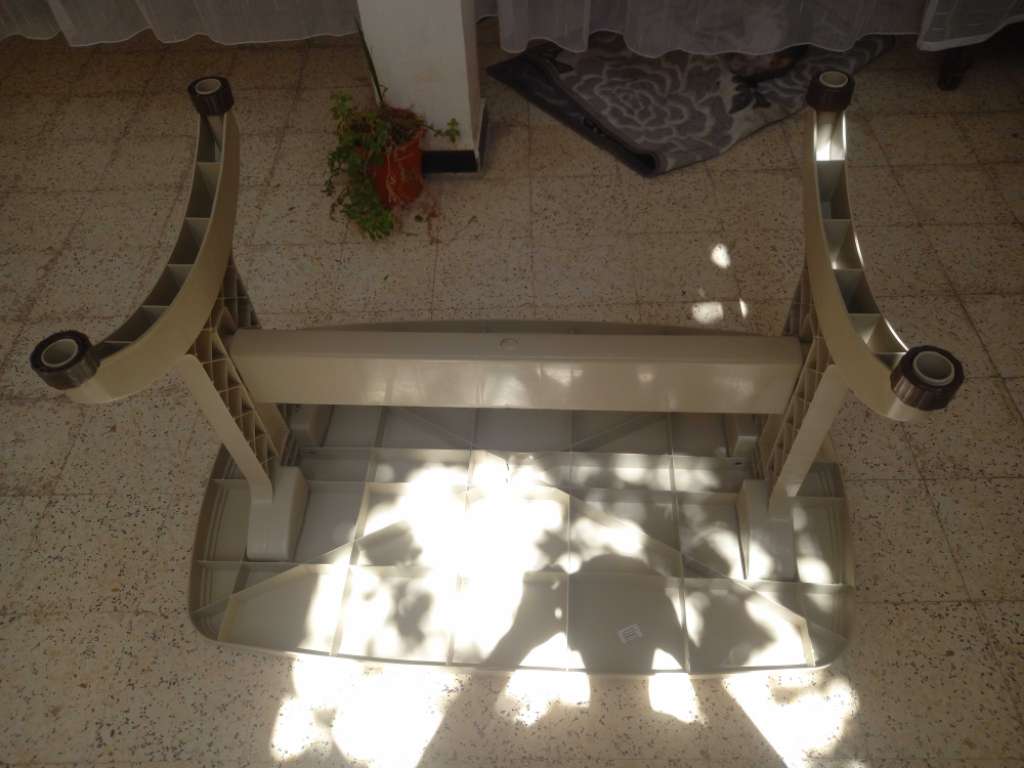 Table plastique avec deux chaises 