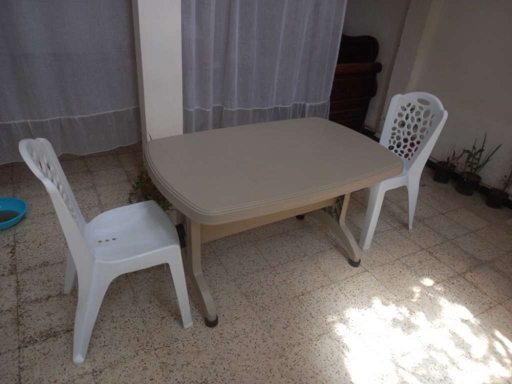 Table plastique avec deux chaises 