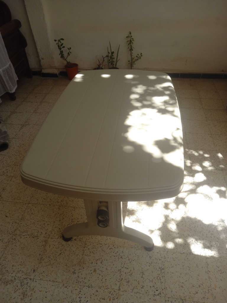 Table plastique avec deux chaises 