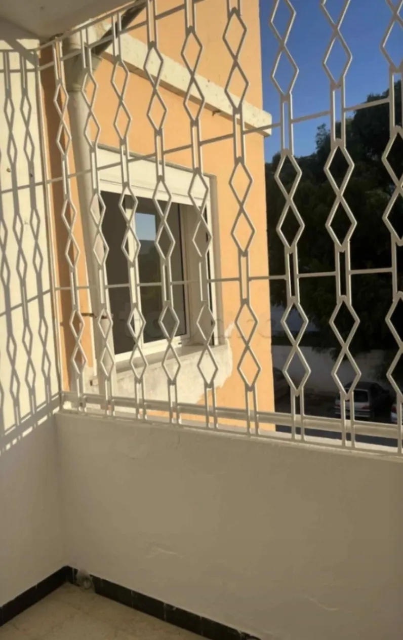 Location S2 vide à Cité El Khadhra