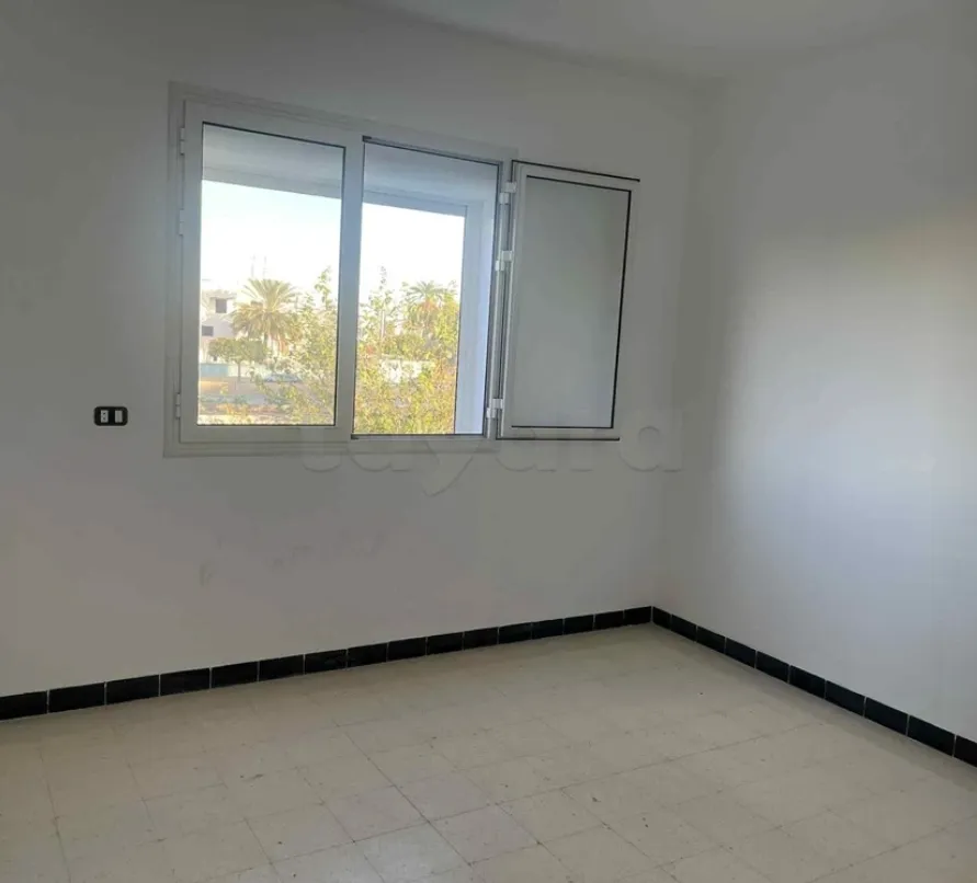 Location S2 vide à Cité El Khadhra