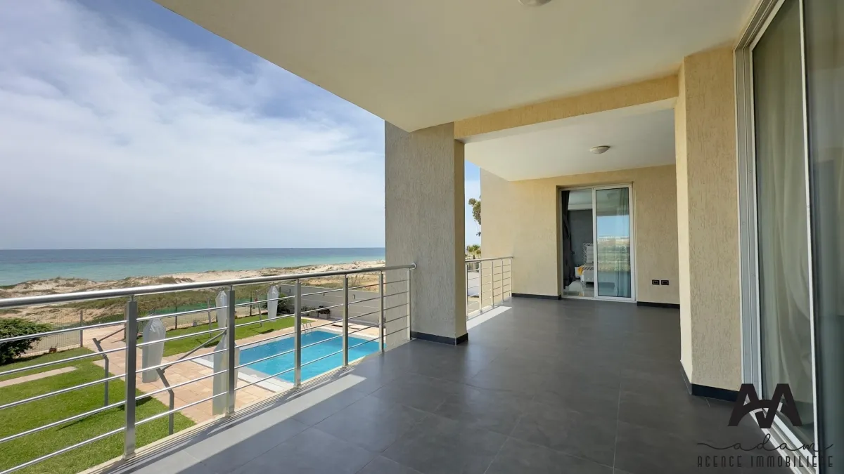 Villa S+5 pied dans l'eau avec piscine à bni khiar Plage