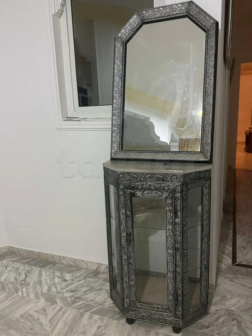 une console avec etagére