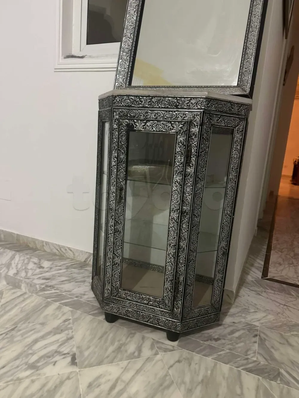 une console avec etagére