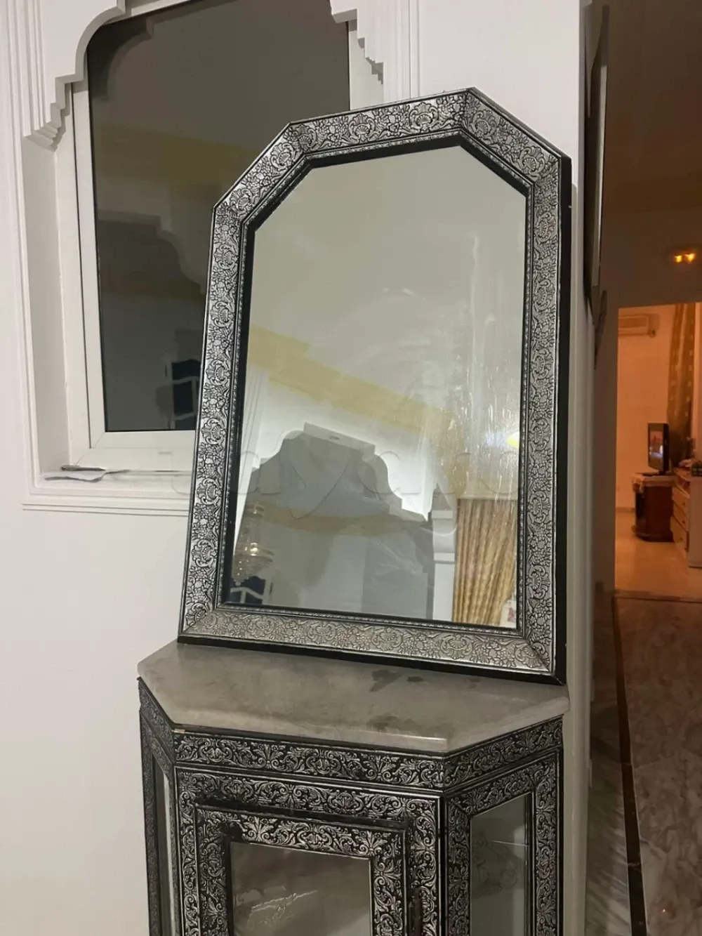 une console avec etagére