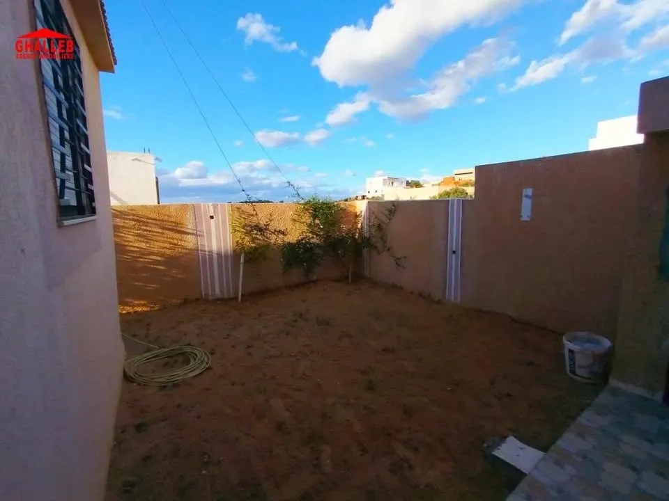 فرصة دار واسعة بالجردة و بلاصة الكرهبة موجودة 