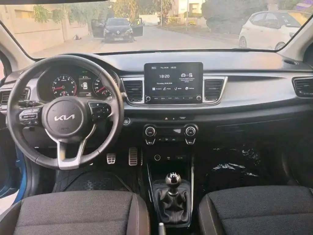KIA RIO PRESTIGE PREMIÈRE MAIN TRÈS PROPRE