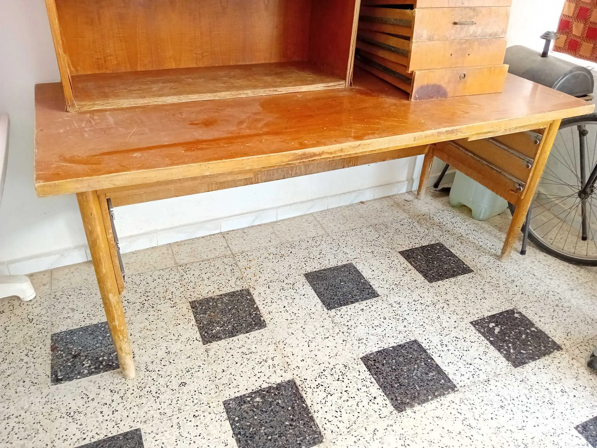 à vendre un bureau en bois rouge de dimensions (1.9mx0.80m), h=0.75 m, en bon état