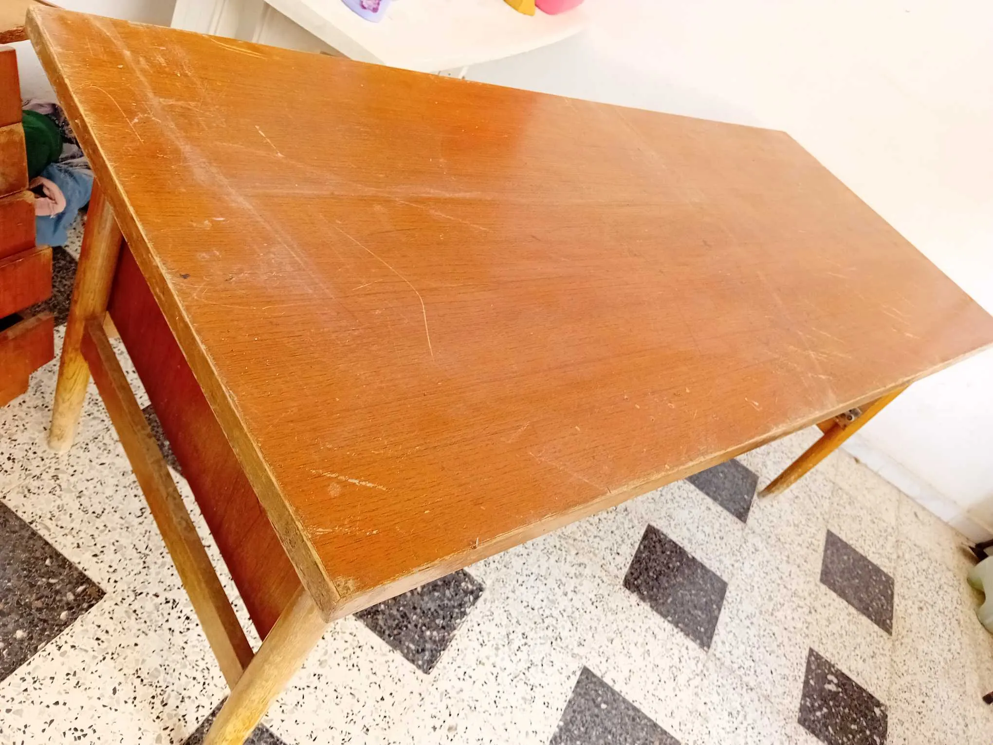 à vendre un bureau en bois rouge de dimensions (1.9mx0.80m), h=0.75 m, en bon état