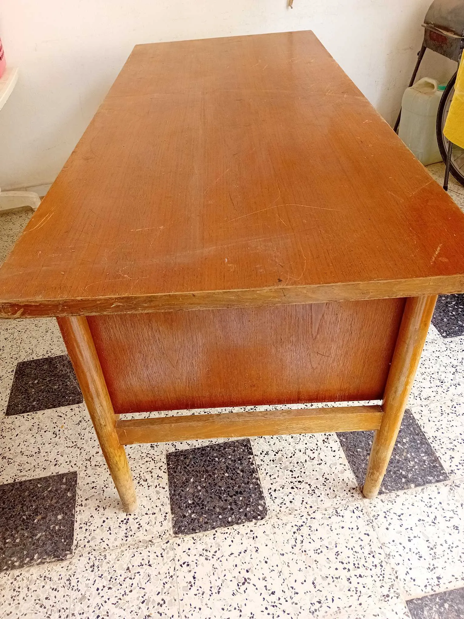 à vendre un bureau en bois rouge de dimensions (1.9mx0.80m), h=0.75 m, en bon état