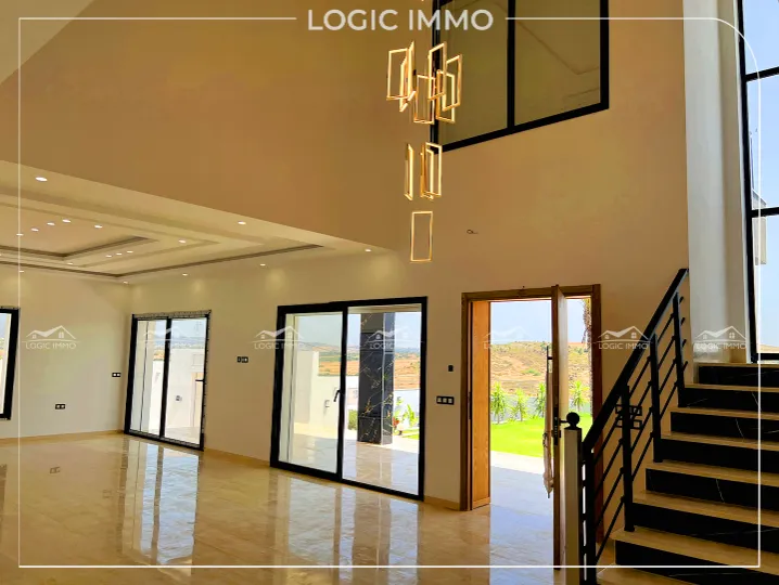 A vendre une villa très haut standing située à monchar Hammamet