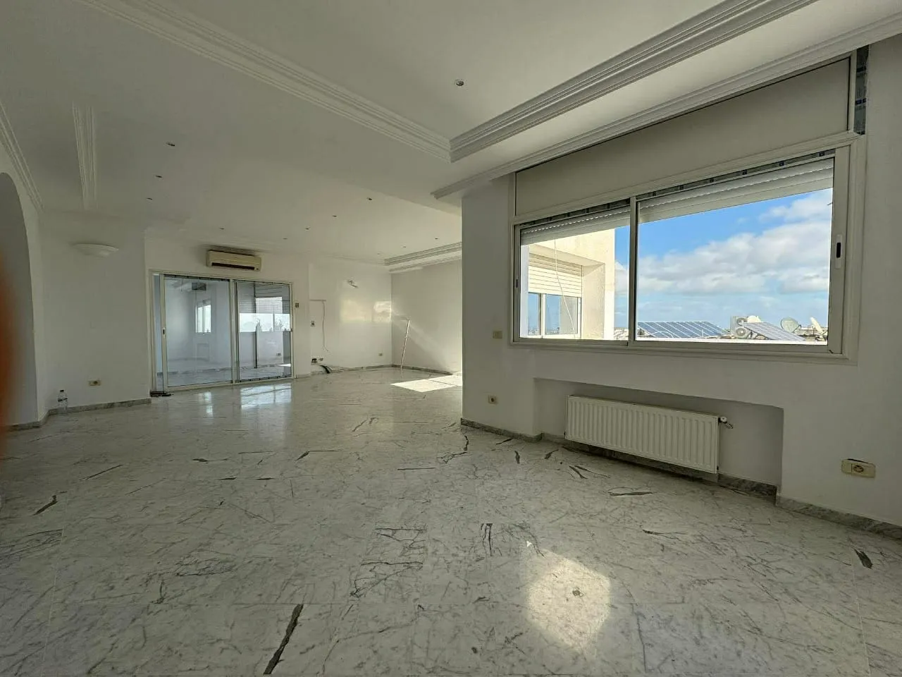 A Louer Villa sur trois niveaux à Menzah 9C