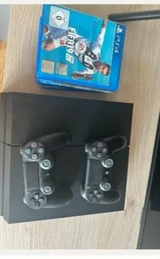 Playstation 4 avec 2 manettes et jeux