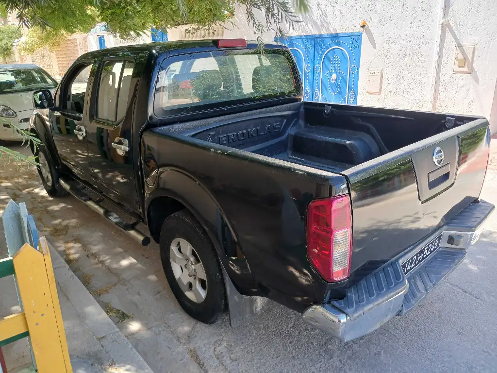 NISSAN NAVARA 4X4 1er main DIESEL Tel 24 313 594