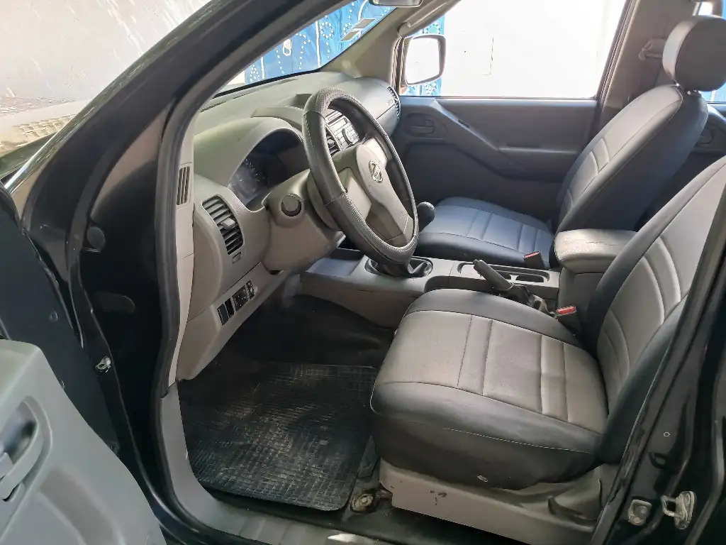 NISSAN NAVARA 4X4 1er main DIESEL Tel 24 313 594