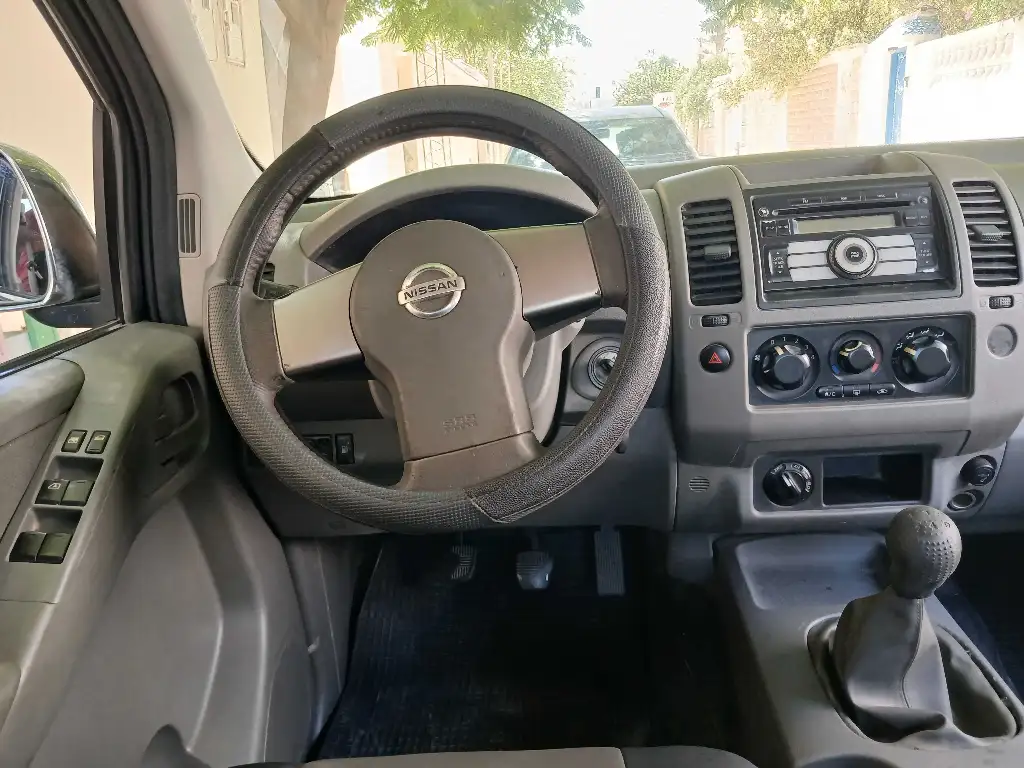 NISSAN NAVARA 4X4 1er main DIESEL Tel 24 313 594