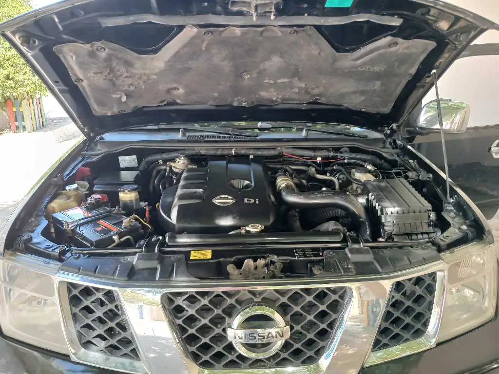 NISSAN NAVARA 4X4 1er main DIESEL Tel 24 313 594